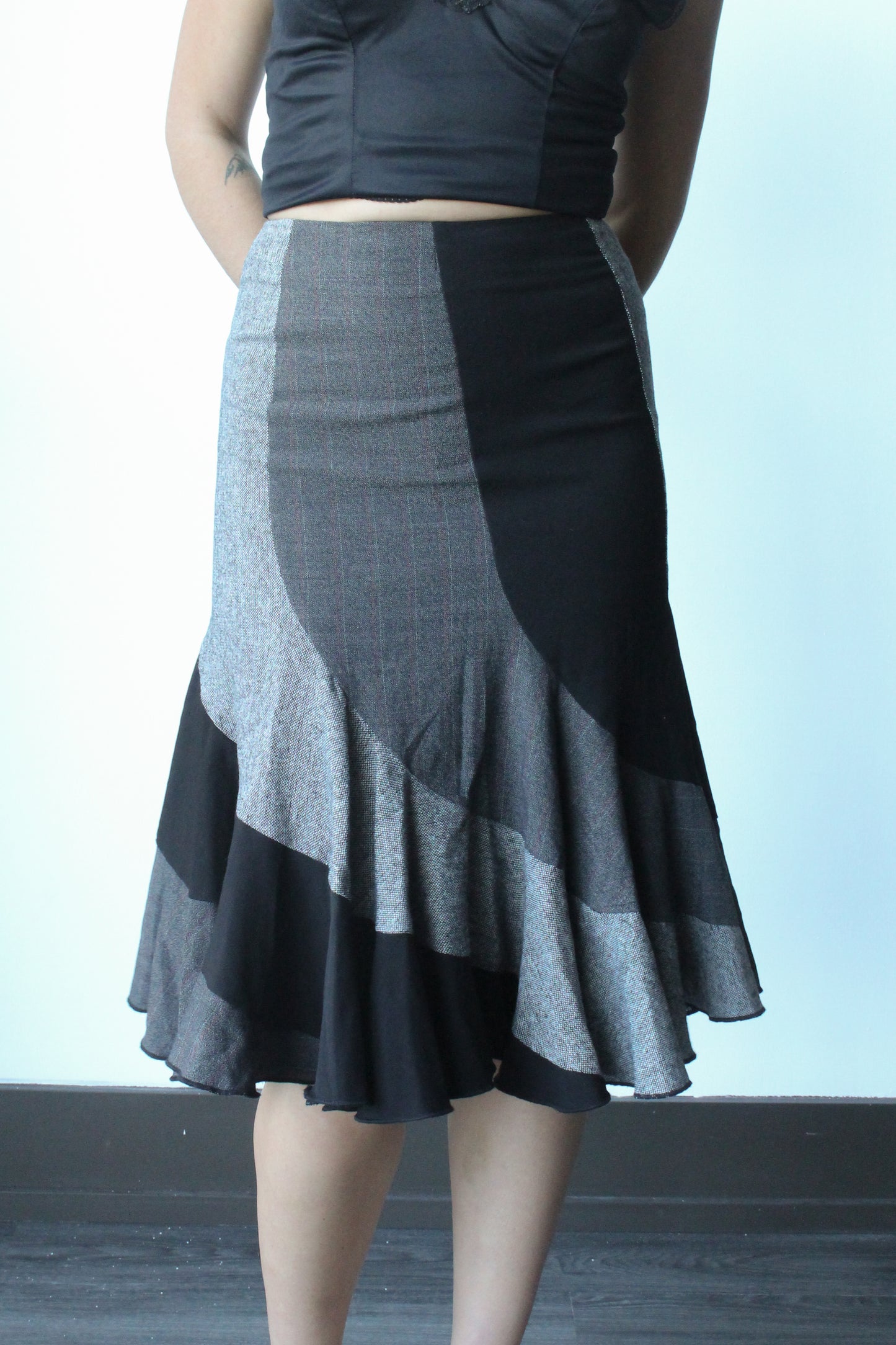 black & grey plaid flowy skirt - SZ XS